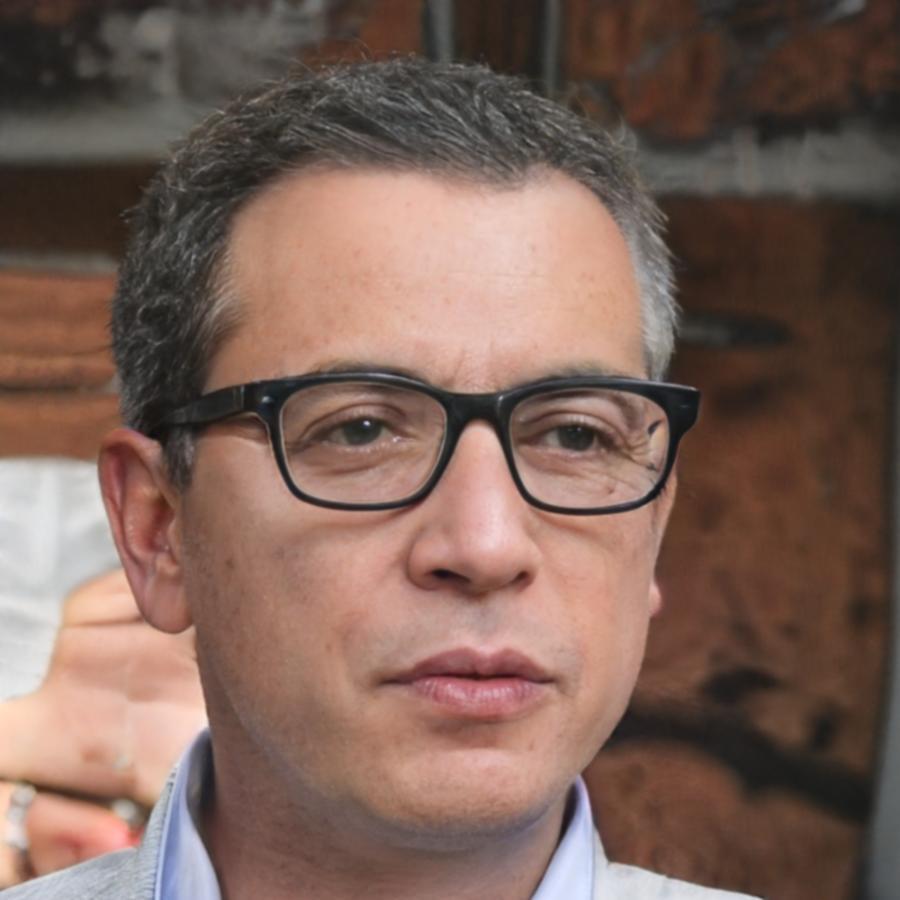 Formateur expérimenté en design de jeux vidéo partageant son expertise