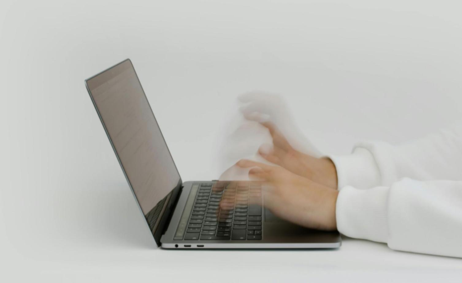 Espace de travail collaboratif dans notre centre de formation avec plusieurs postes de travail 3D